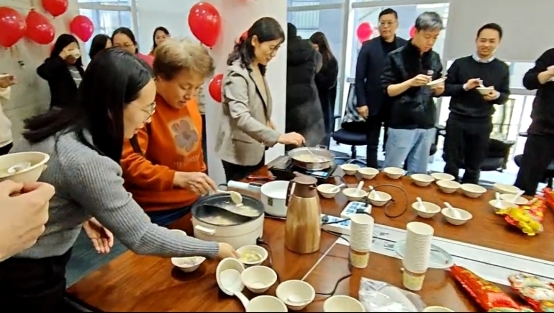 一群人在桌子邊

AI 生成的內(nèi)容可能不正確。