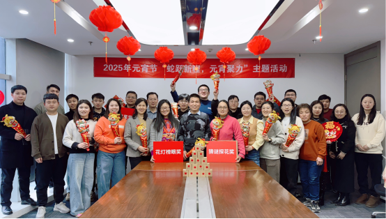 一群人站在桌子上

AI 生成的內(nèi)容可能不正確。